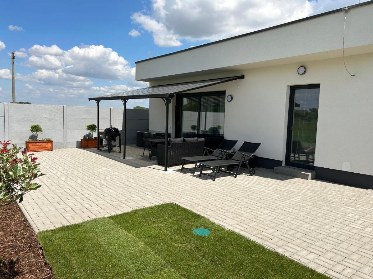 Apartman Zuzana Nesvady Exterior photo